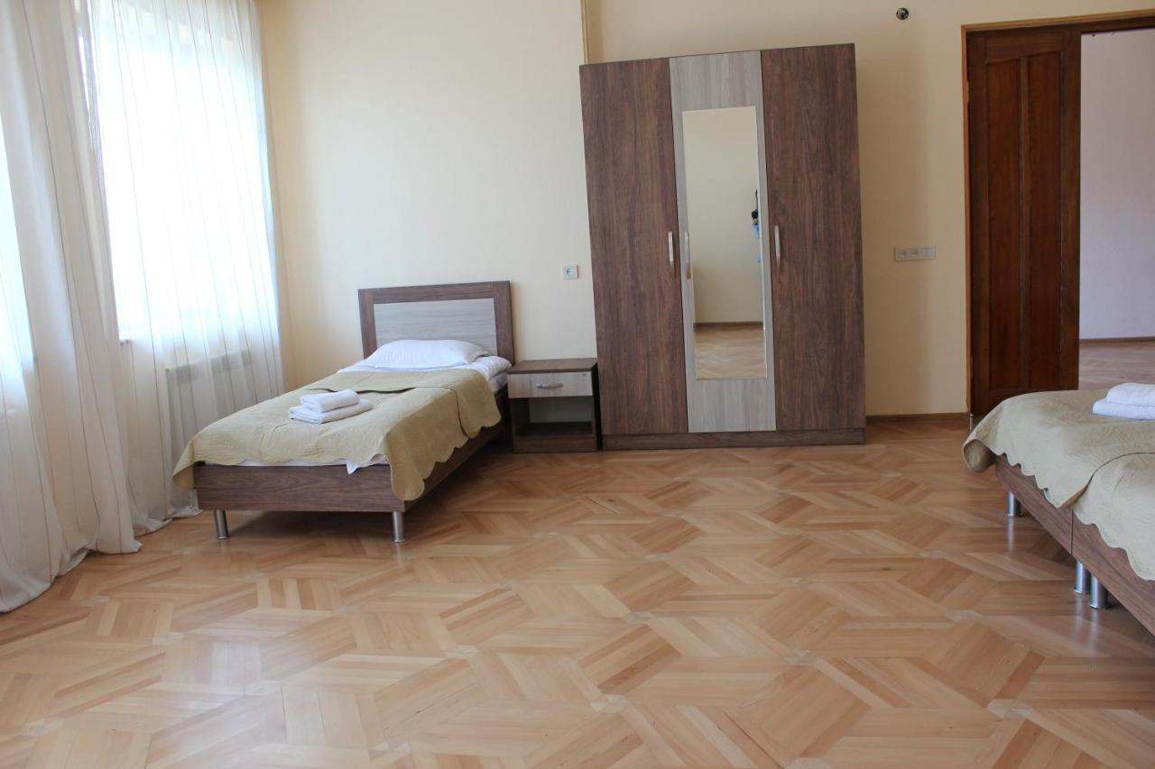 Big House Hotel Tbilisi Buitenkant foto