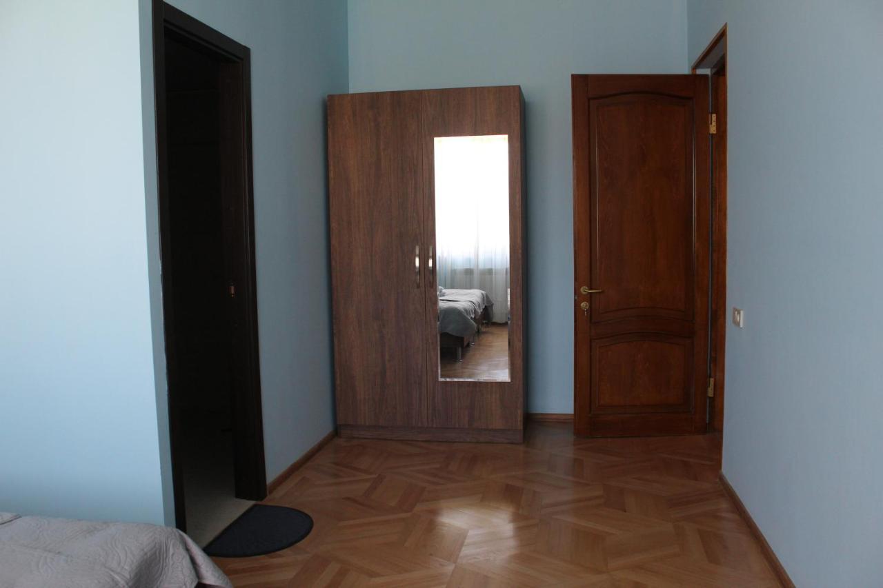 Big House Hotel Tbilisi Buitenkant foto