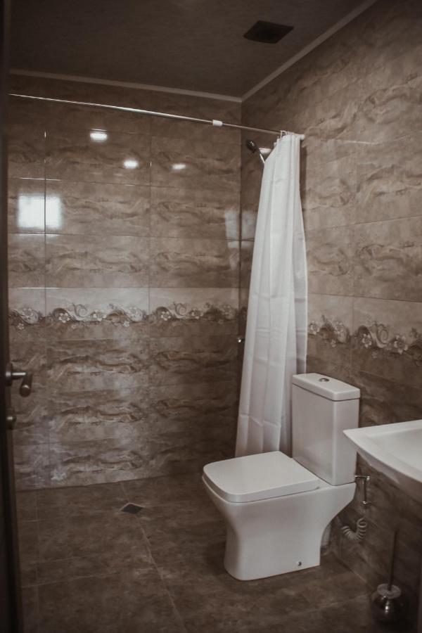 Big House Hotel Tbilisi Buitenkant foto