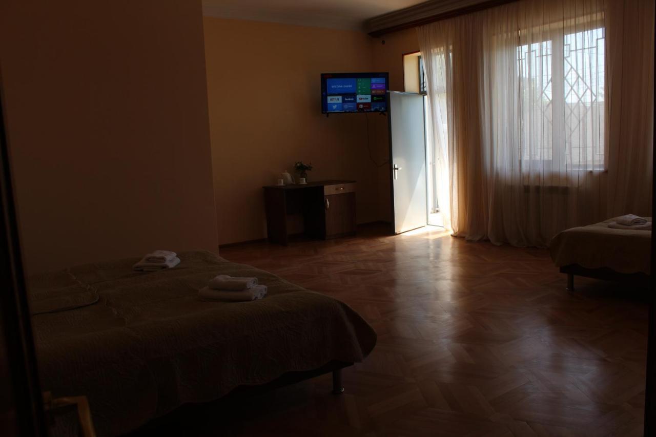 Big House Hotel Tbilisi Buitenkant foto