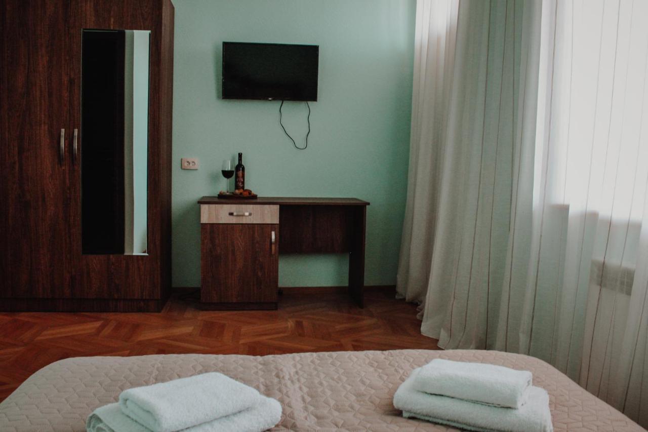 Big House Hotel Tbilisi Buitenkant foto