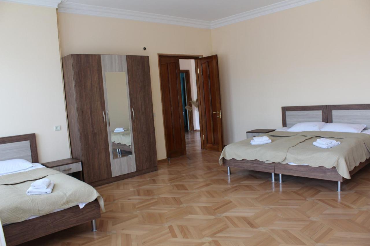 Big House Hotel Tbilisi Buitenkant foto