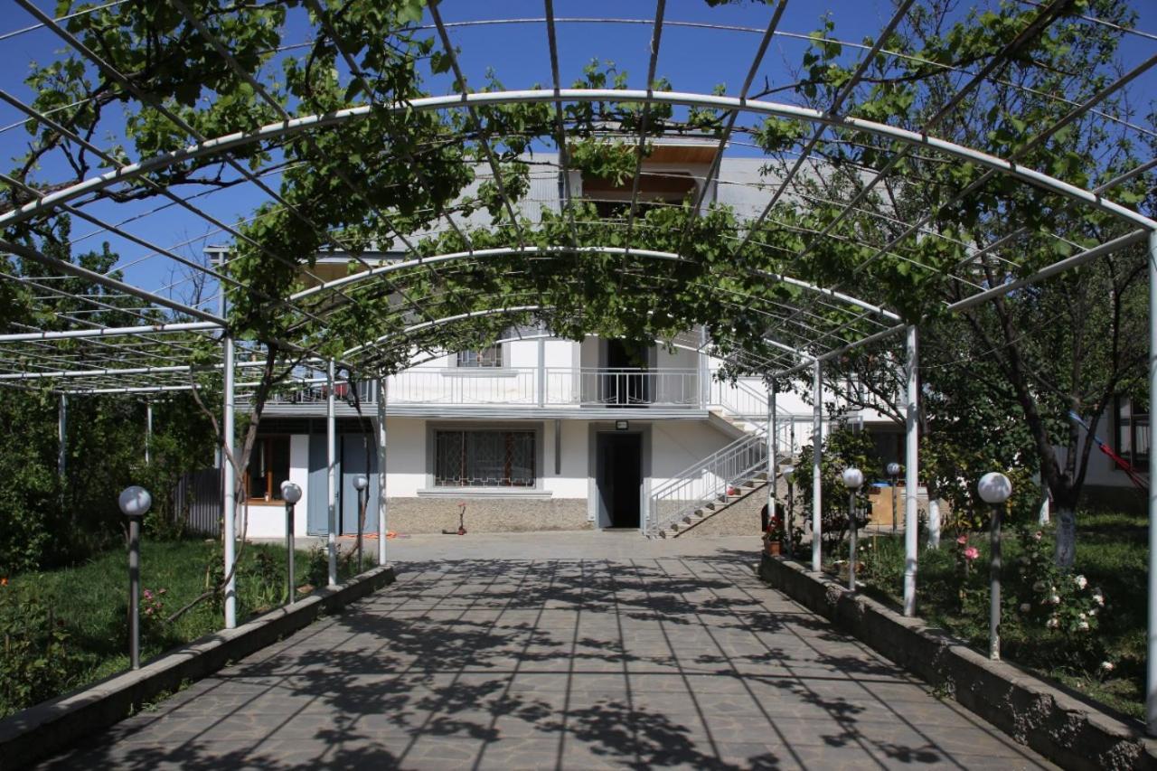 Big House Hotel Tbilisi Buitenkant foto
