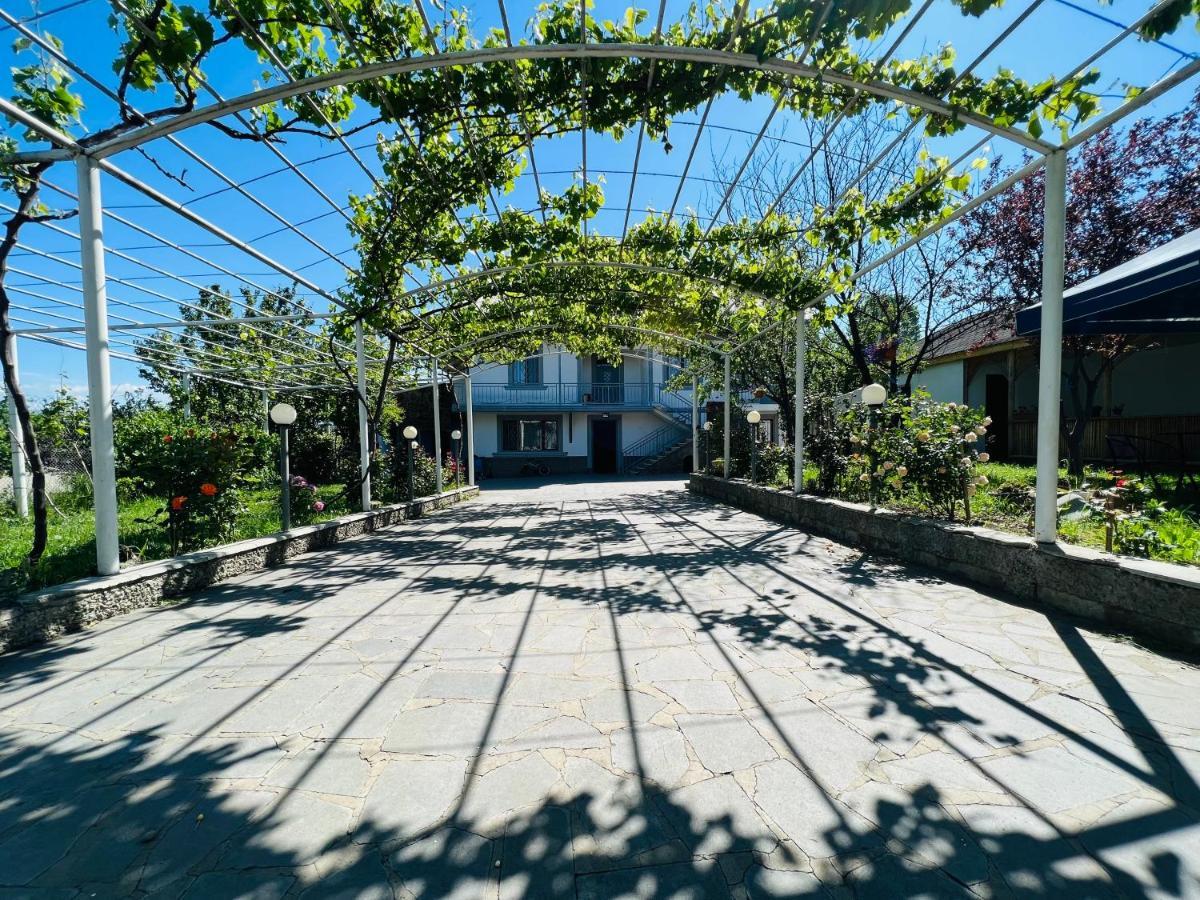 Big House Hotel Tbilisi Buitenkant foto